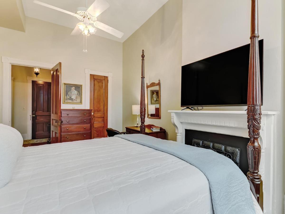 Parlor On Lafayette Villa Savannah Exterior photo